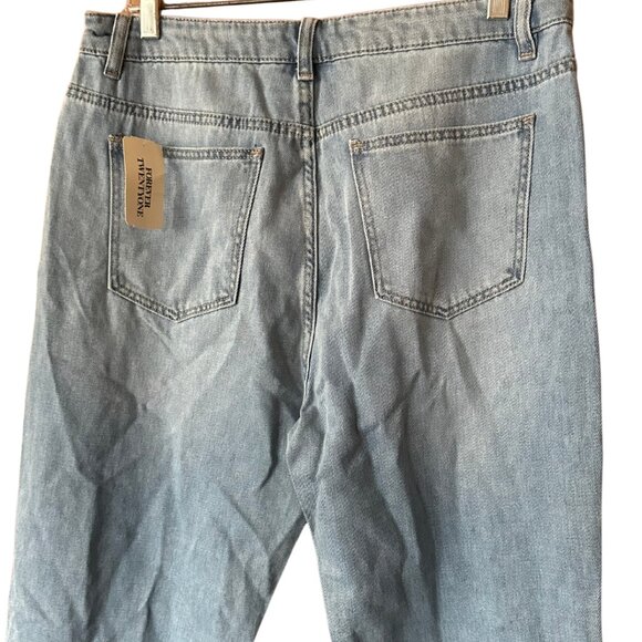 FOREVER 21 Light-Wash Distressed Jeans - Picture 4 of 4